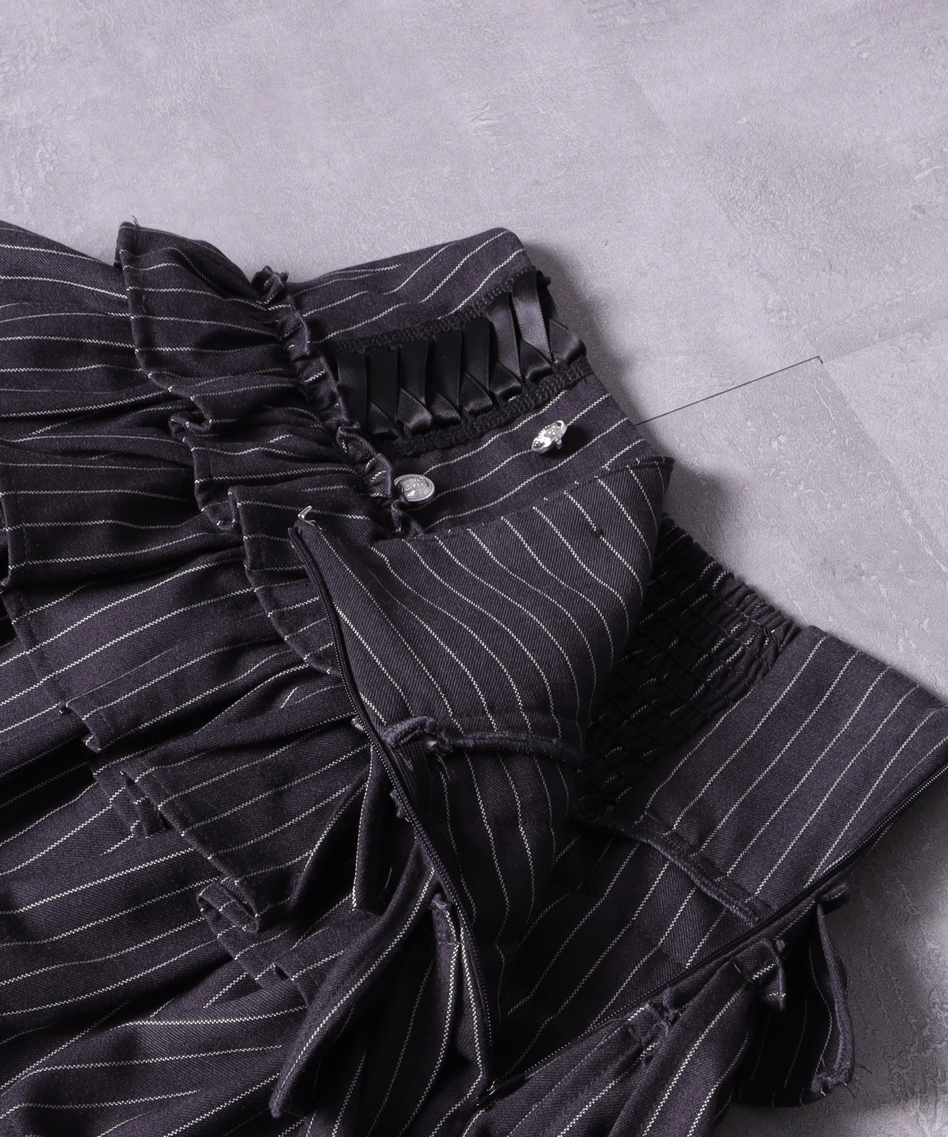 ハイウエストエンブレムボタン付きフリルパンツ