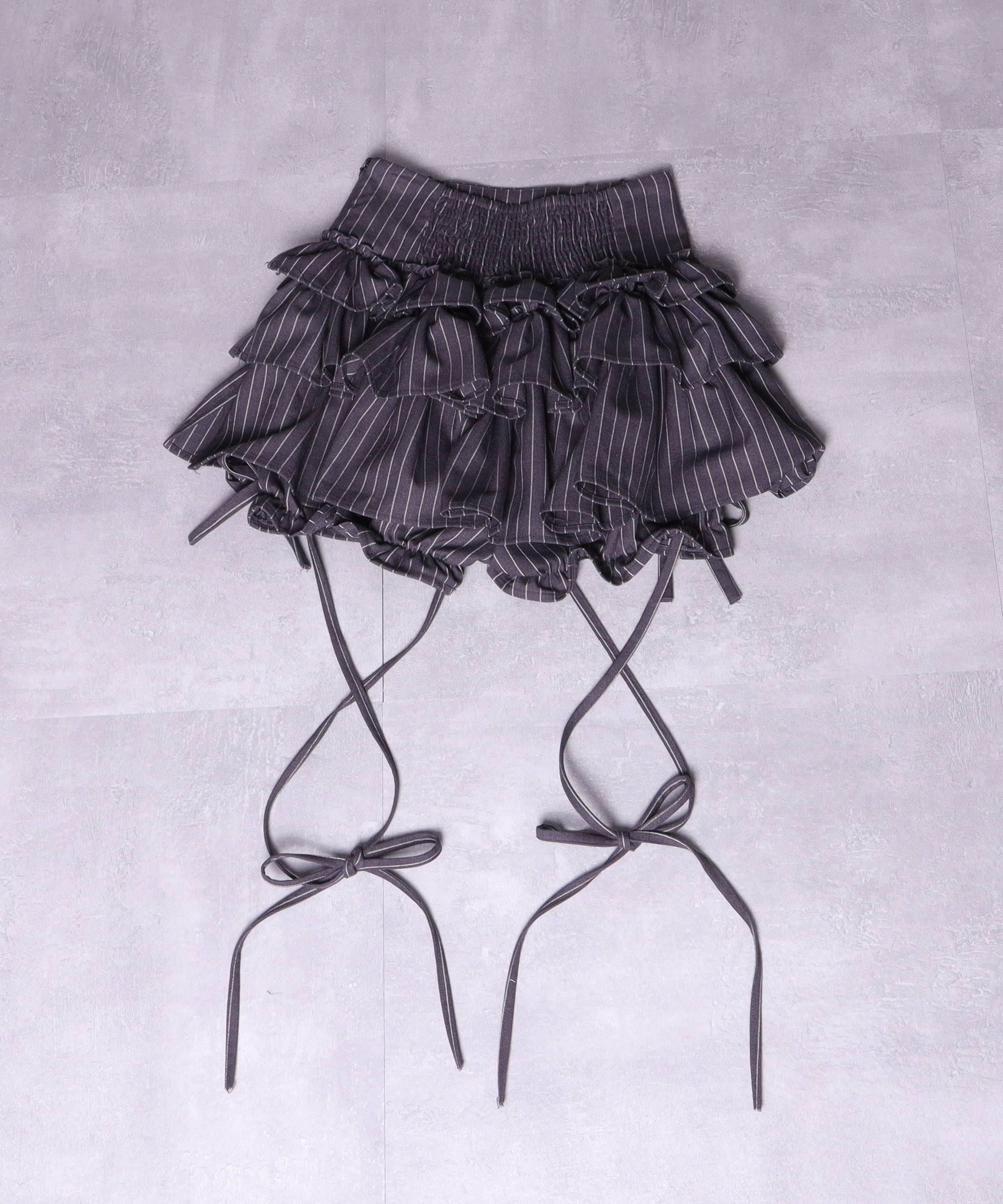 ハイウエストエンブレムボタン付きフリルパンツ