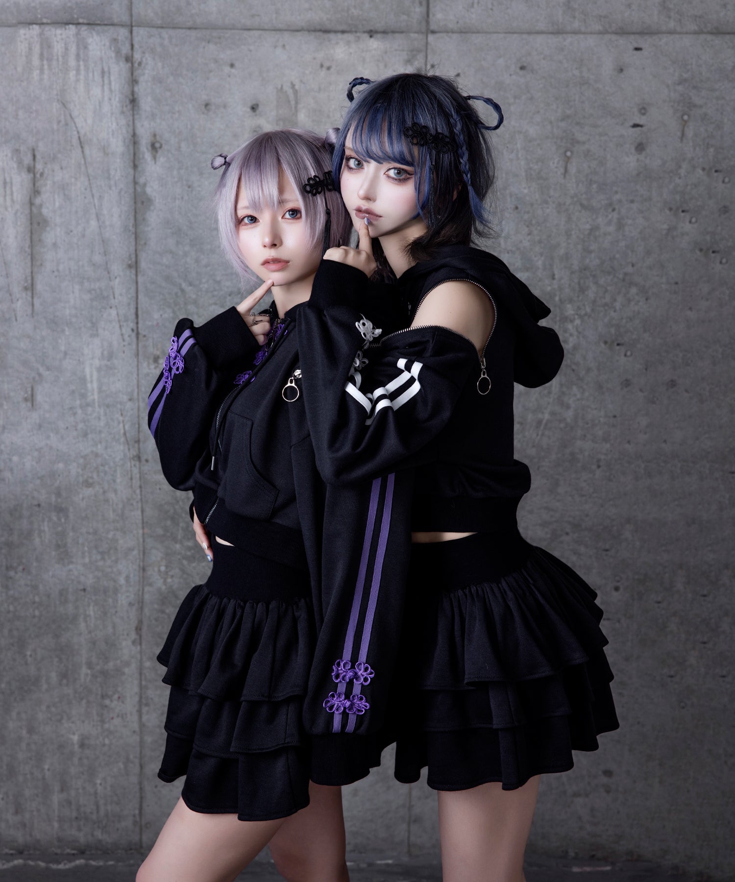 チャイナボタン付きパーカー+フリルスカート