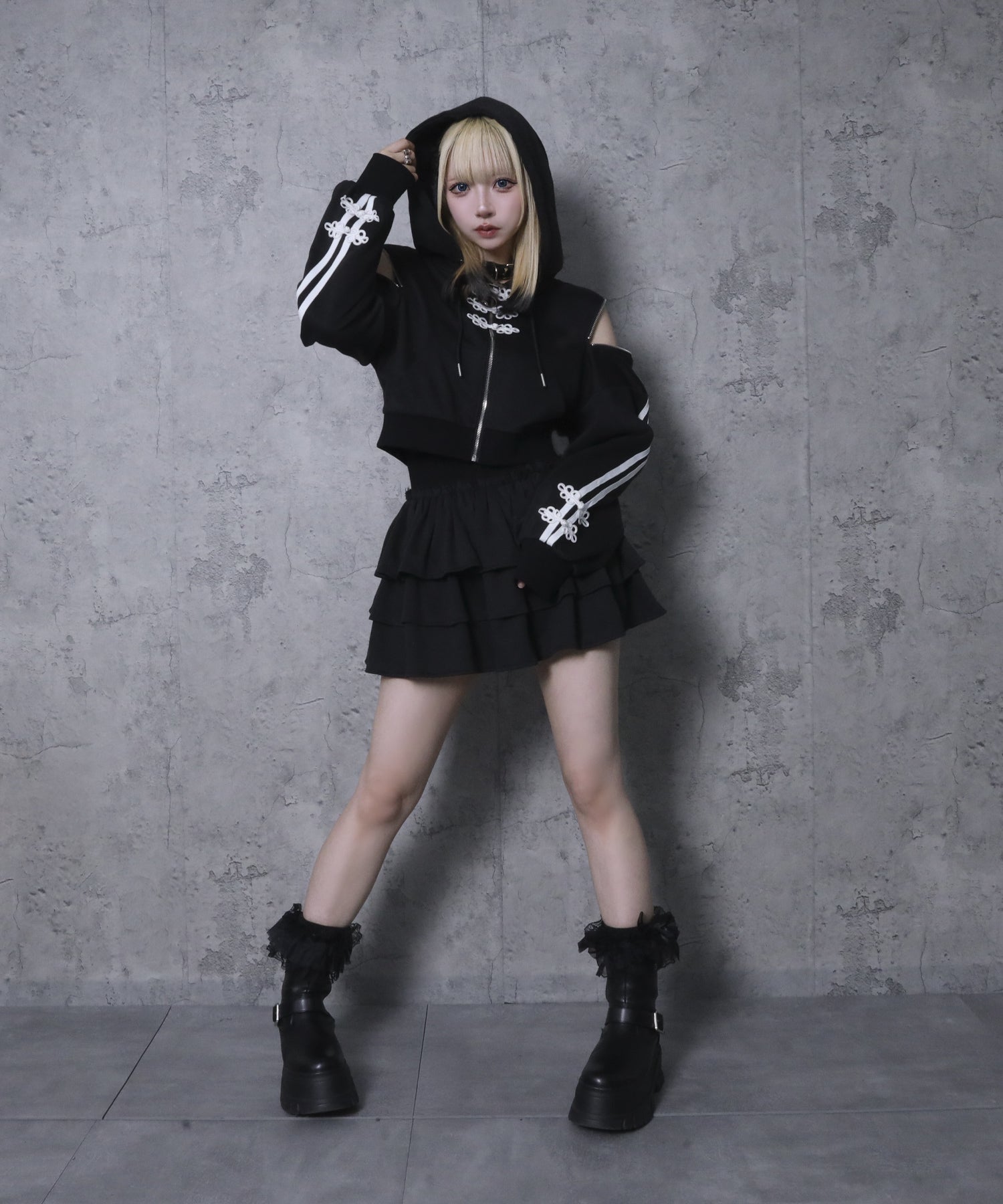 チャイナボタン付きパーカー+フリルスカート