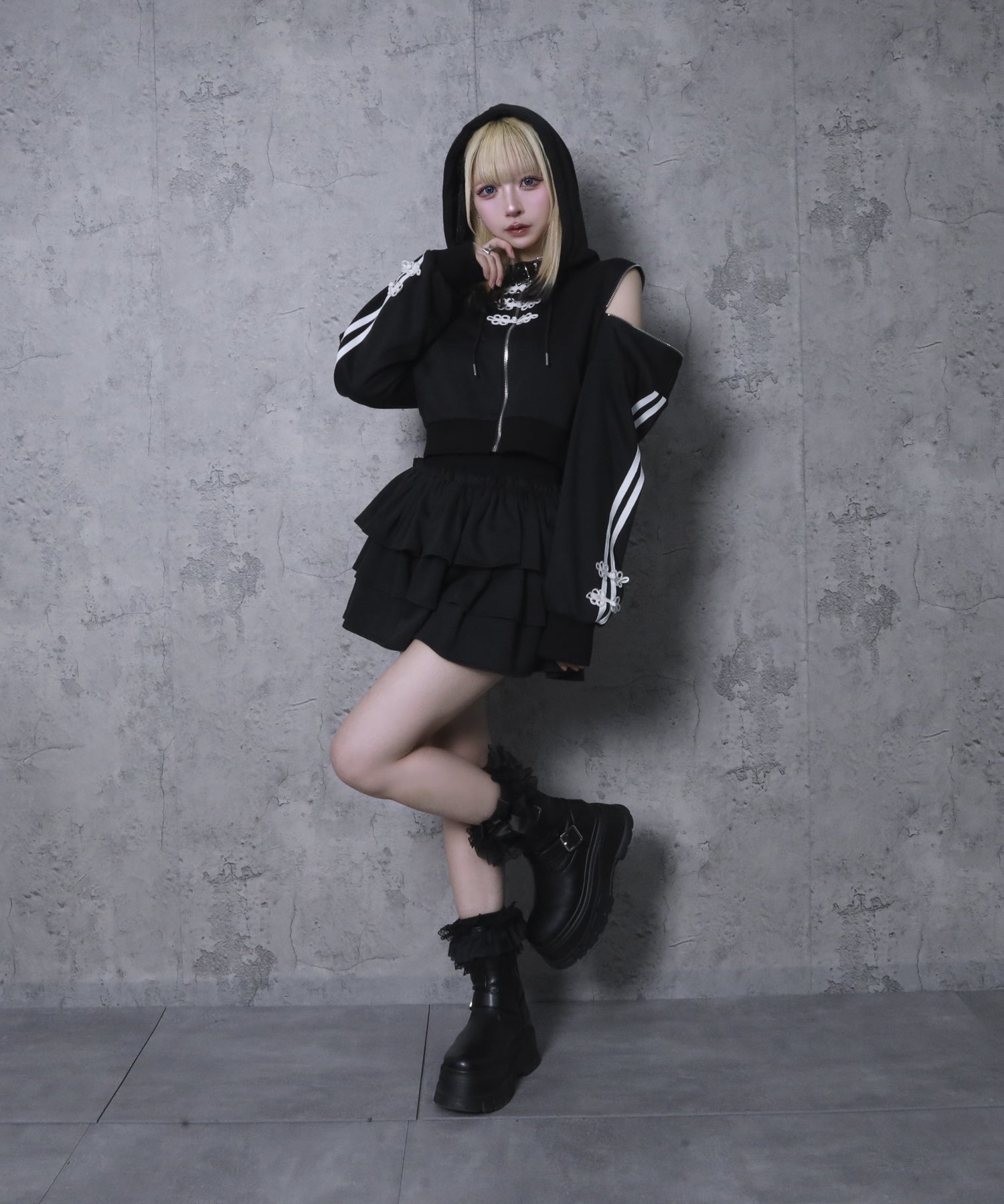 チャイナボタン付きパーカー+フリルスカート