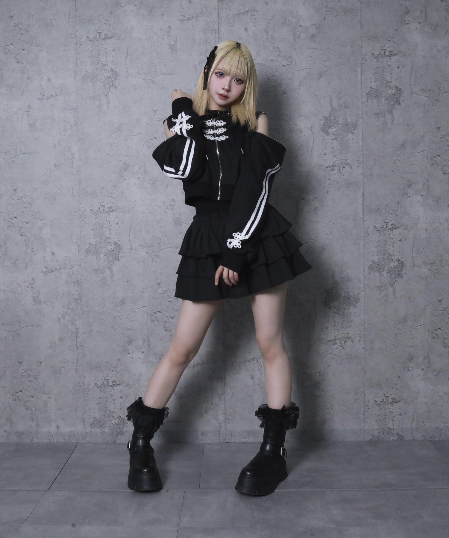 チャイナボタン付きパーカー+フリルスカート