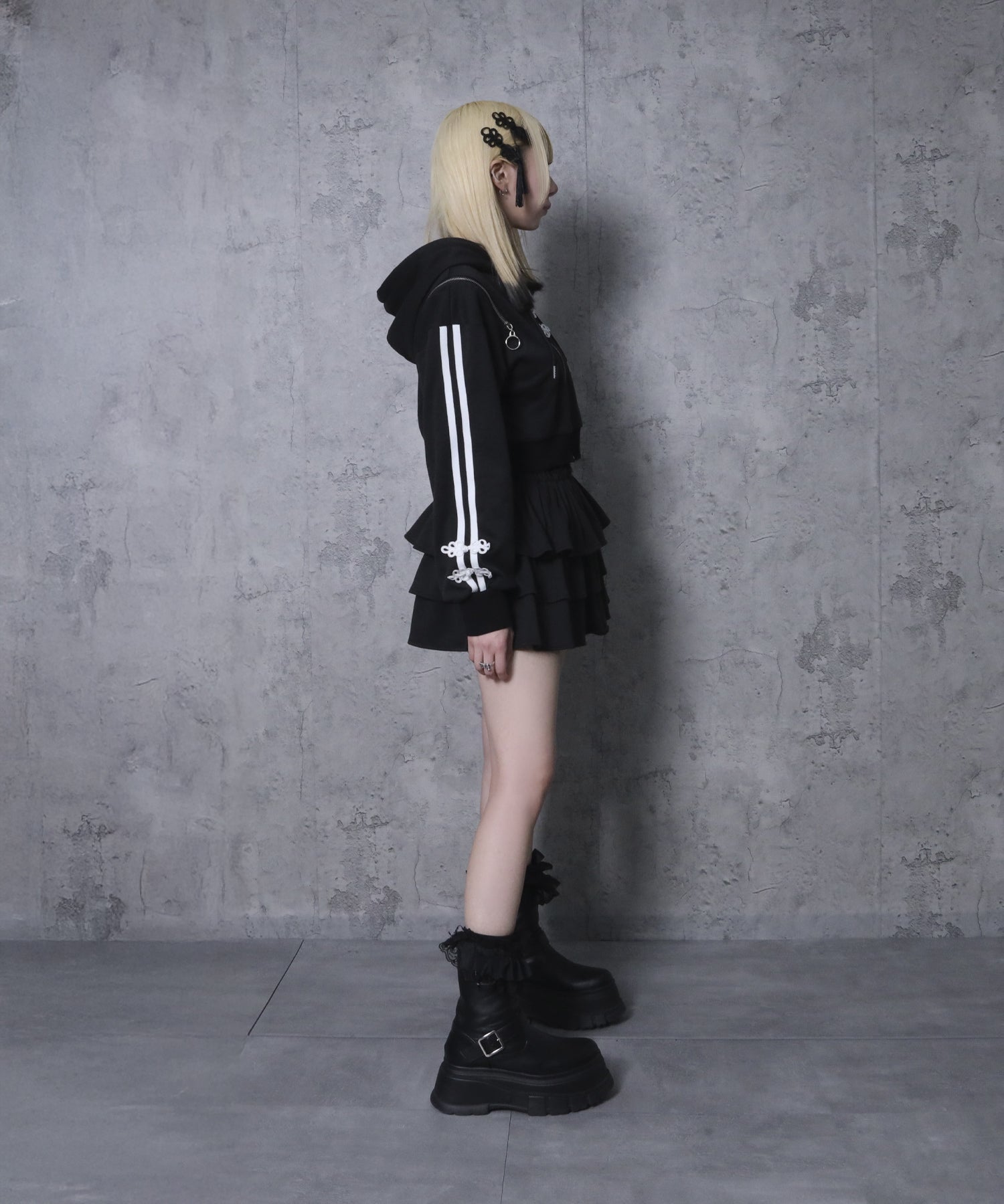 チャイナボタン付きパーカー+フリルスカート