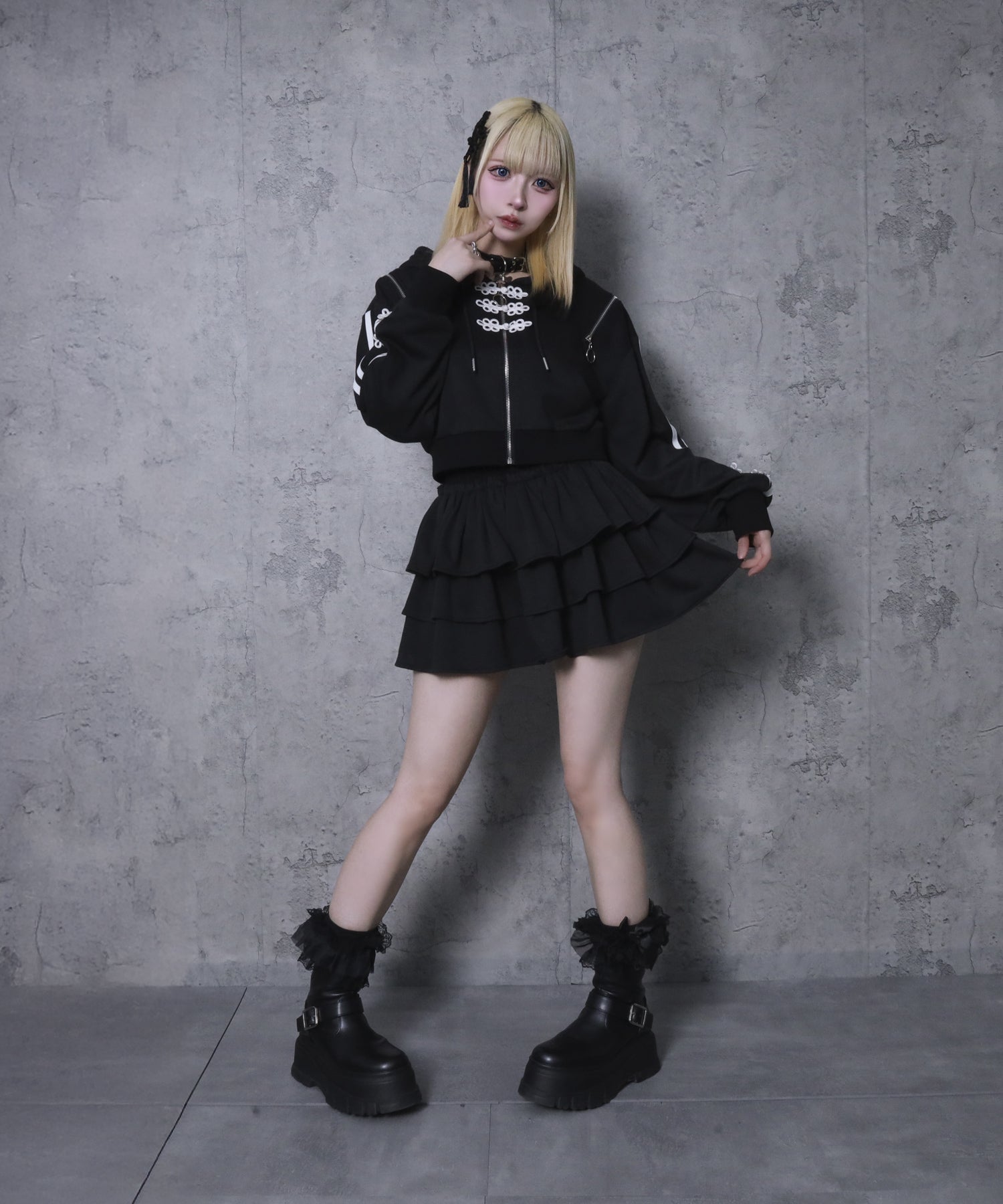 チャイナボタン付きパーカー+フリルスカート