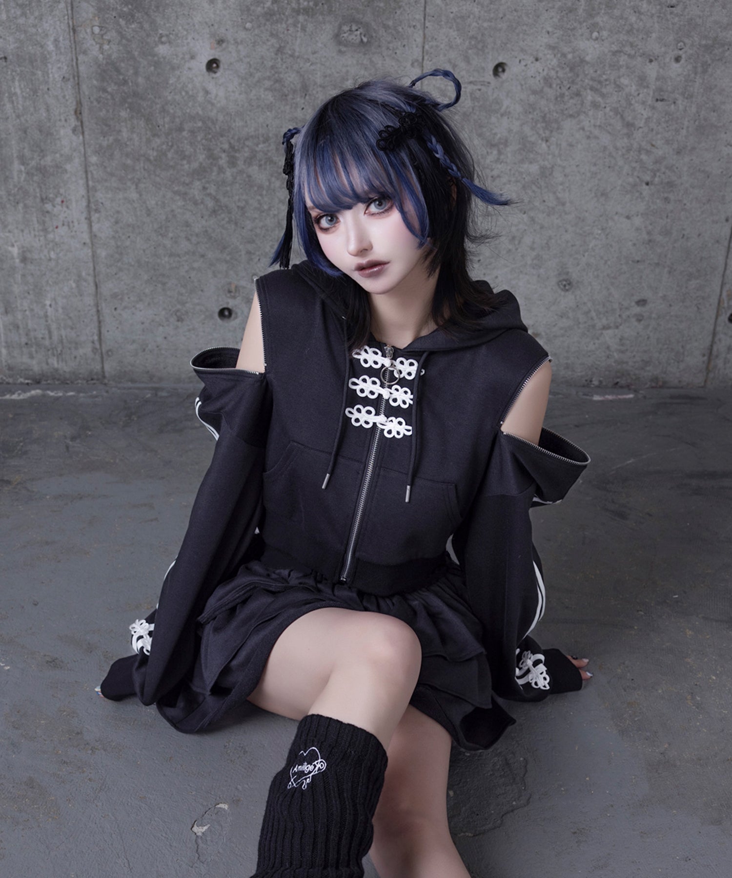 チャイナボタン付きパーカー+フリルスカート