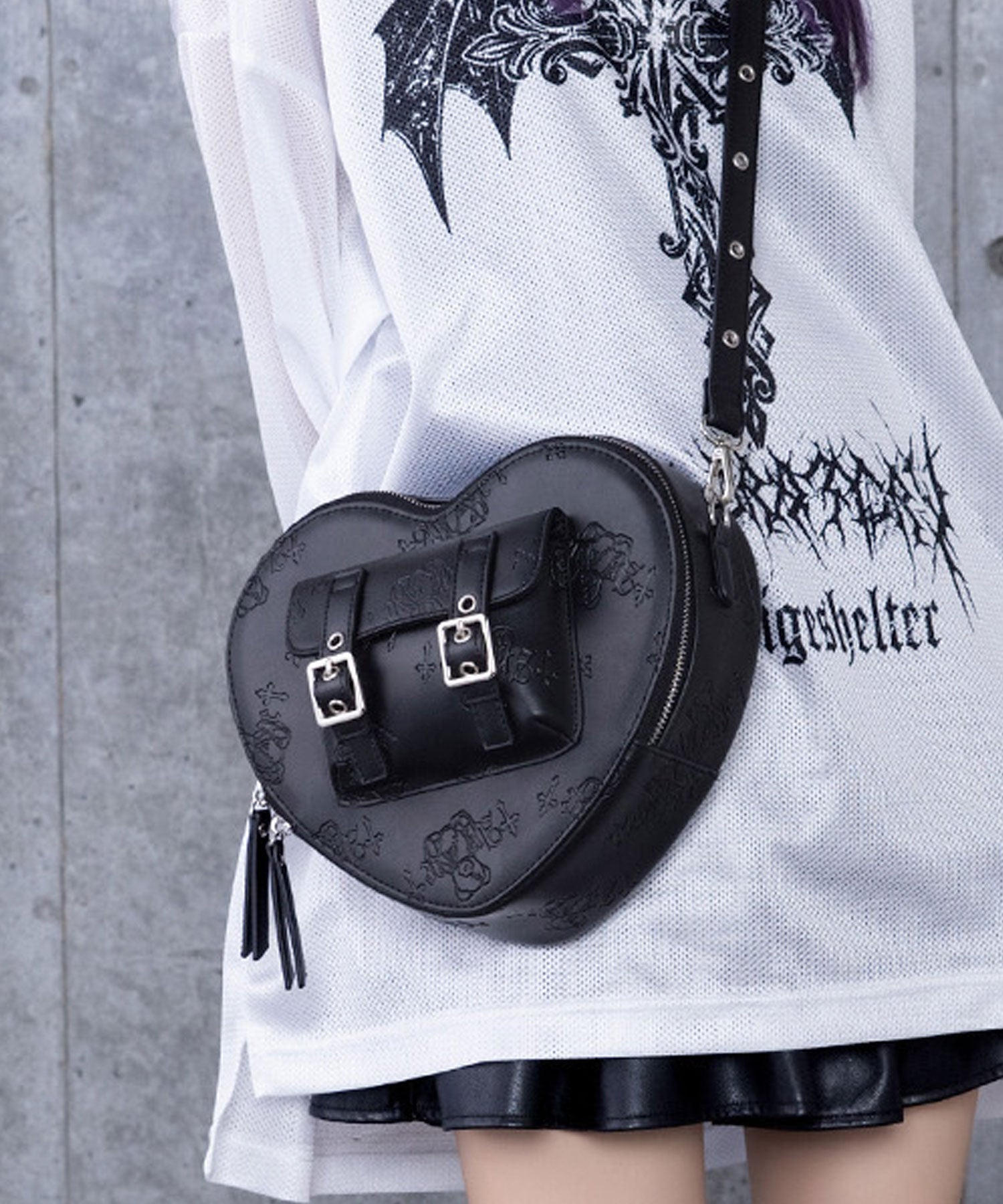 くま総柄型押しハートショルダーバッグ