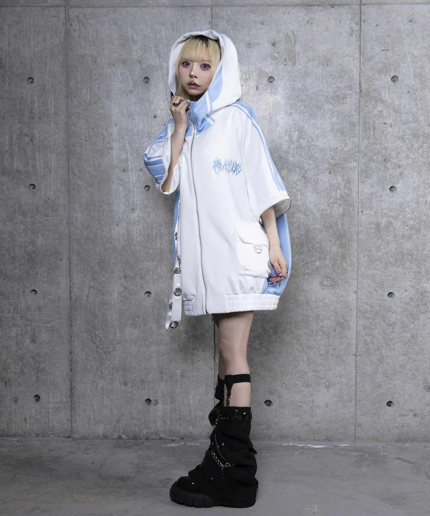 ハトメベルト付きライン入りZIPトップス