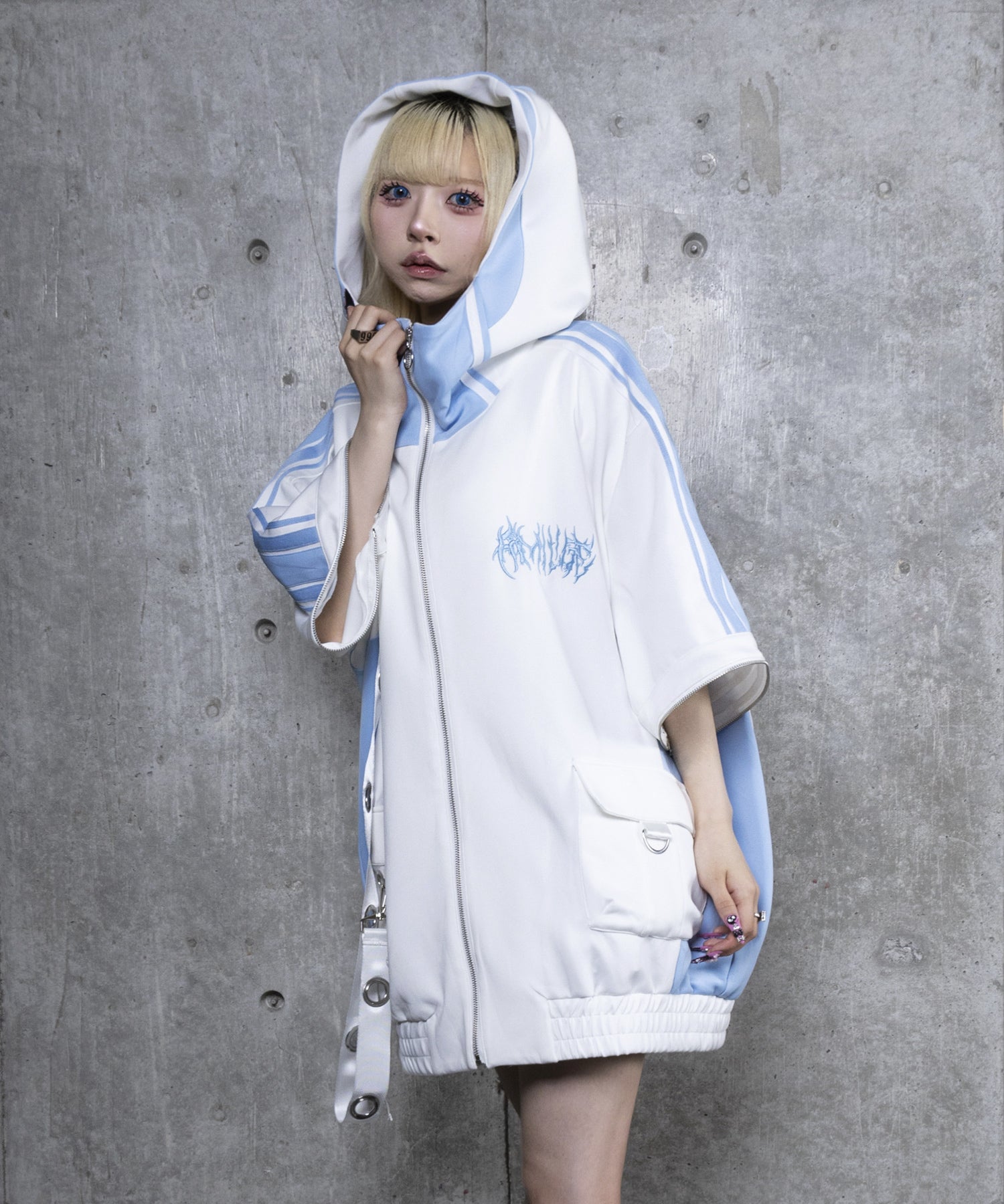 ハトメベルト付きライン入りZIPトップス