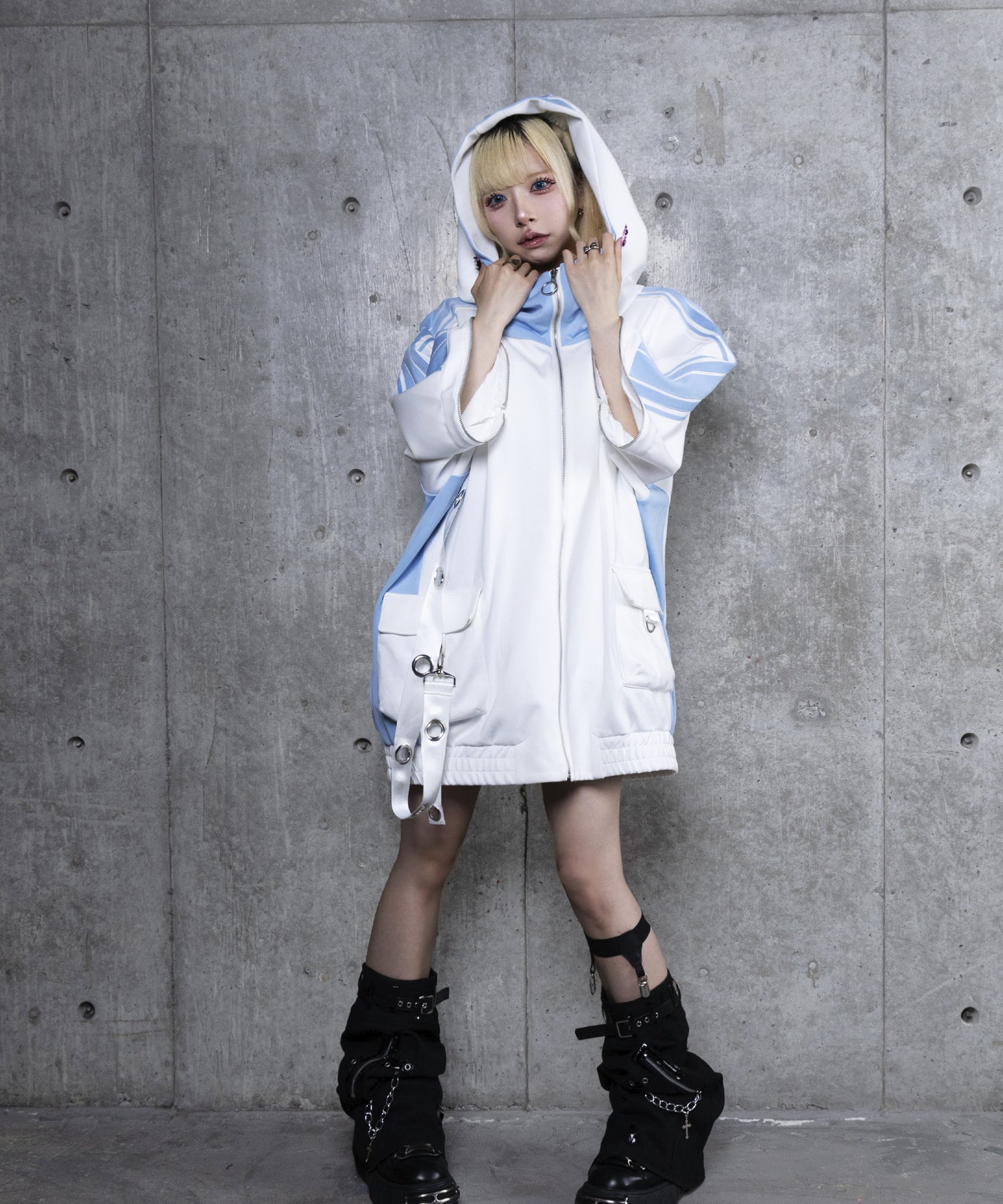 ハトメベルト付きライン入りZIPトップス