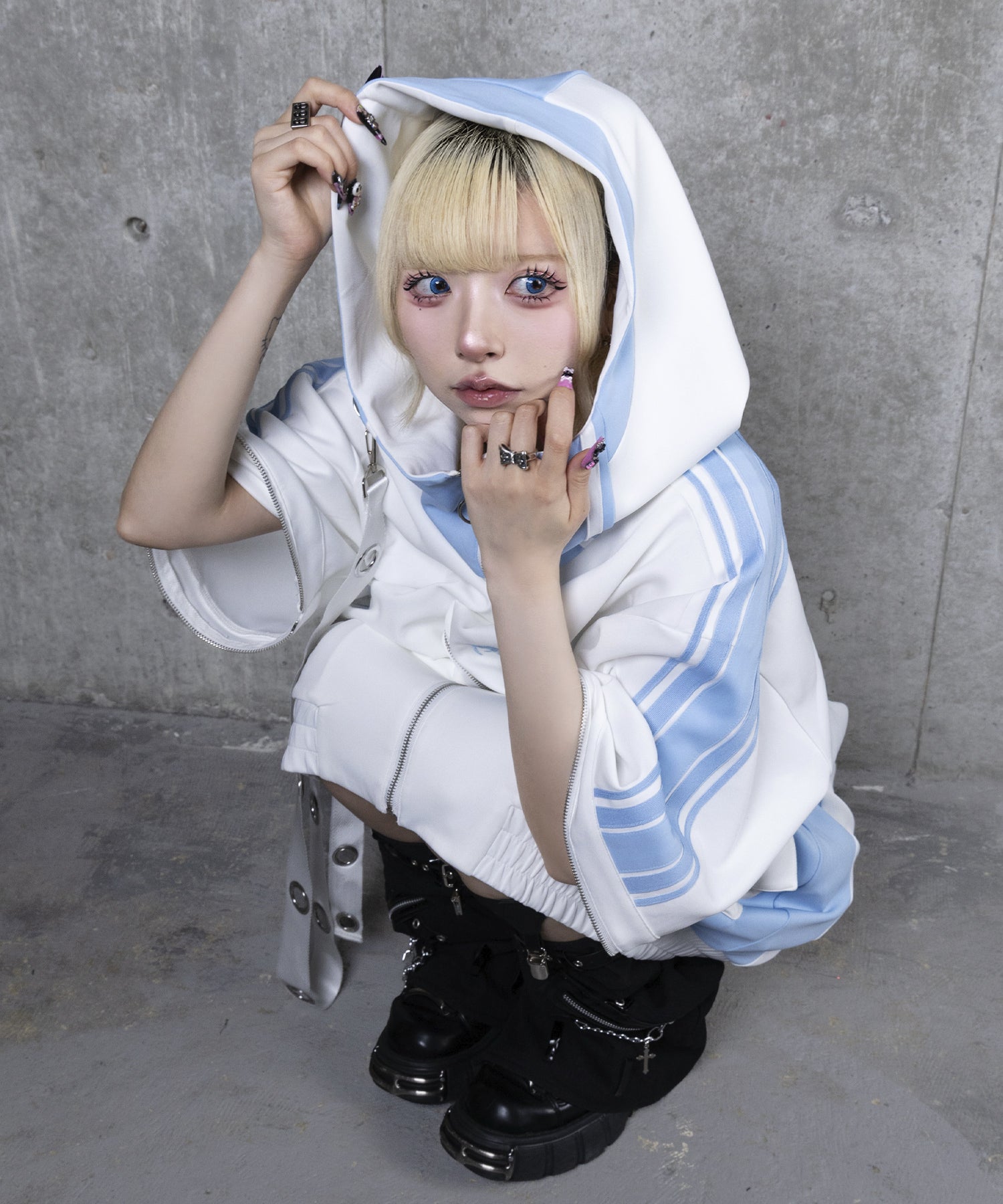 ハトメベルト付きライン入りZIPトップス