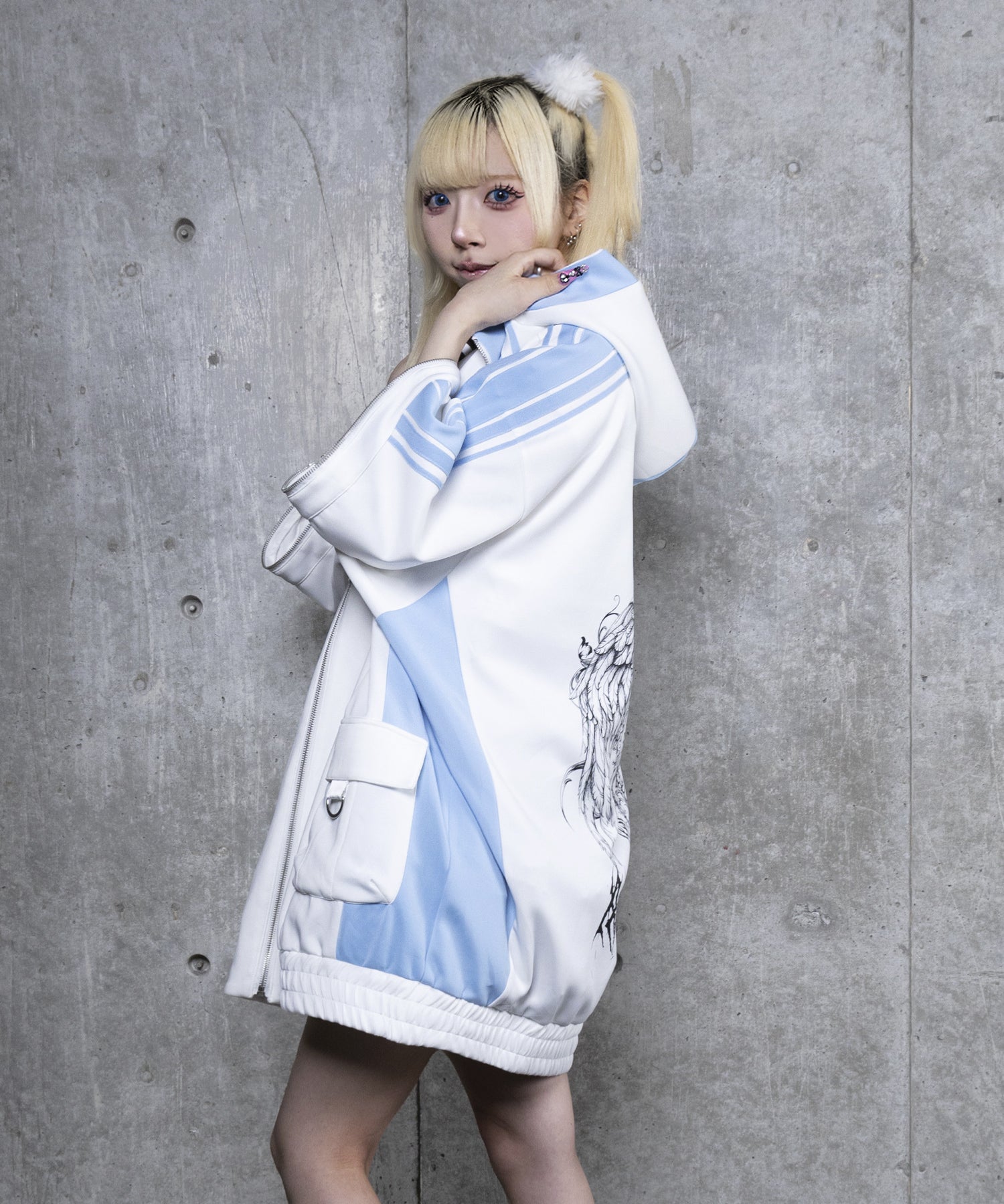 ハトメベルト付きライン入りZIPトップス