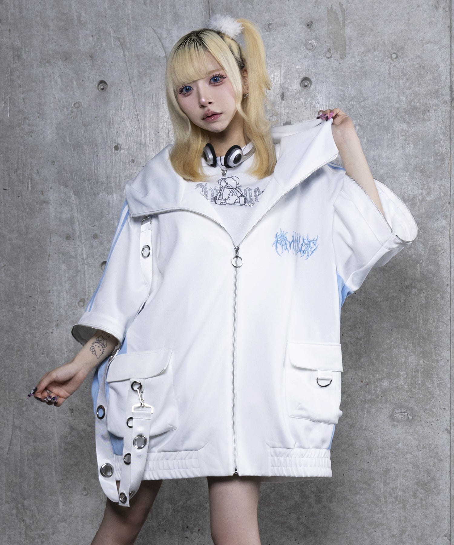 ハトメベルト付きライン入りZIPトップス