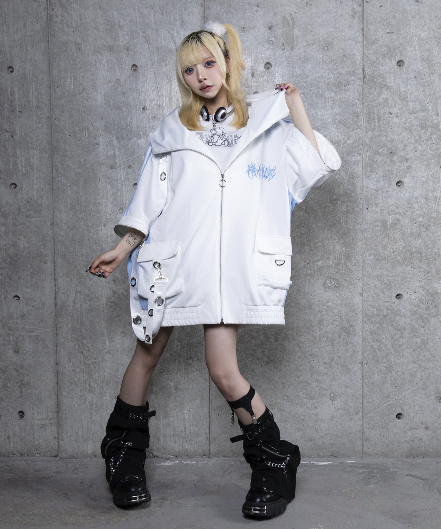 ハトメベルト付きライン入りZIPトップス