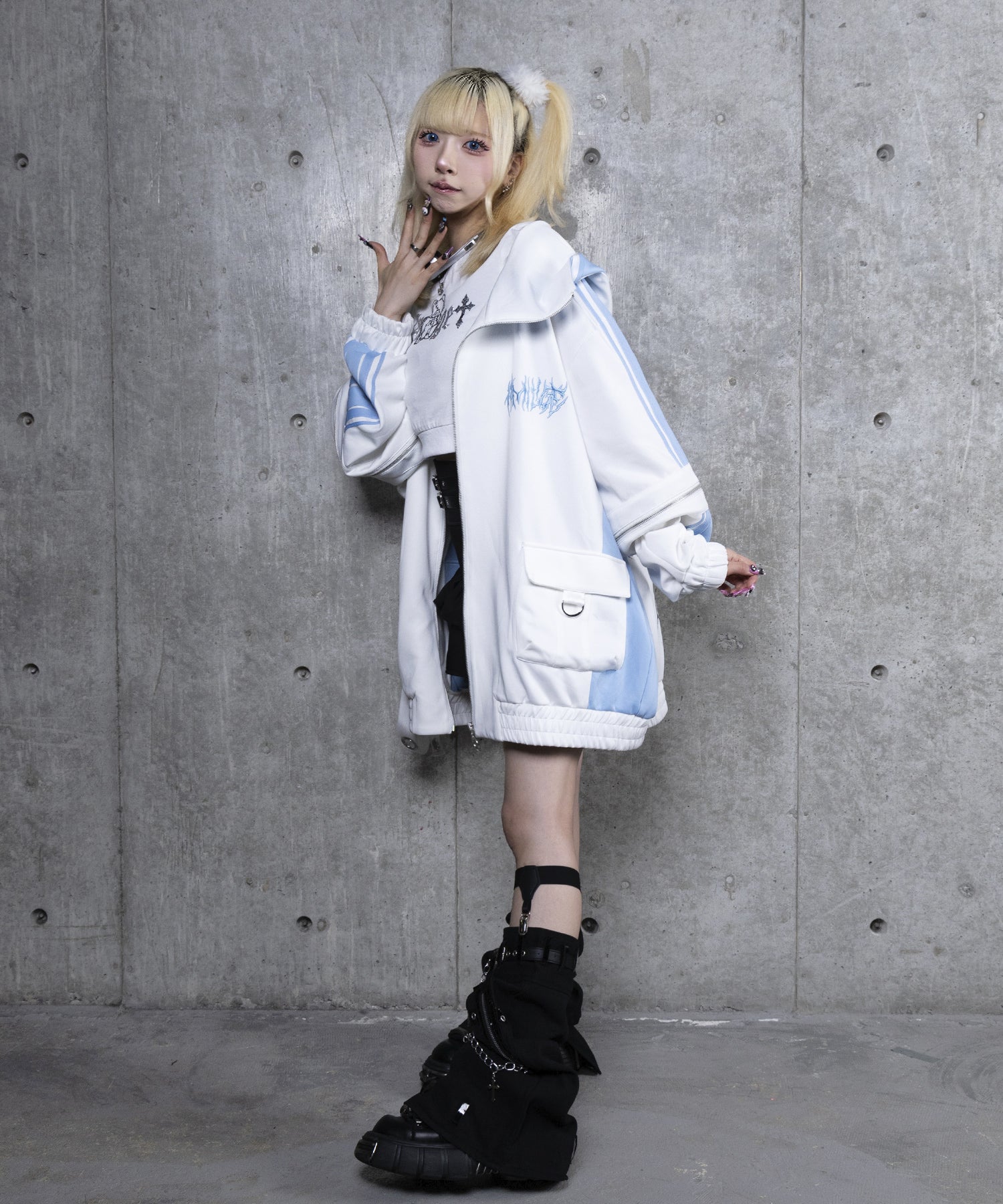 ハトメベルト付きライン入りZIPトップス