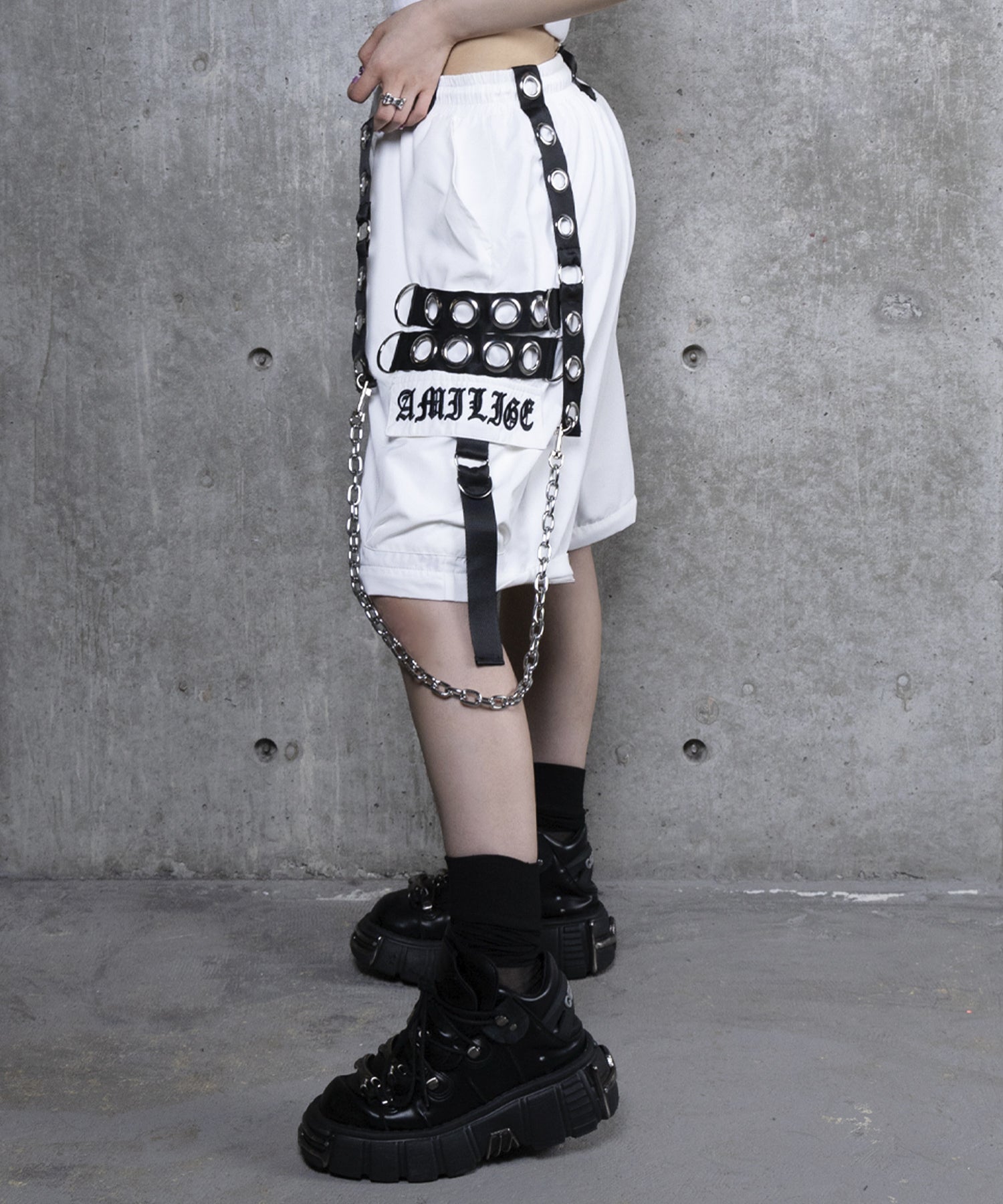 チェーンサスペンダー付きナイロンワイドパンツ