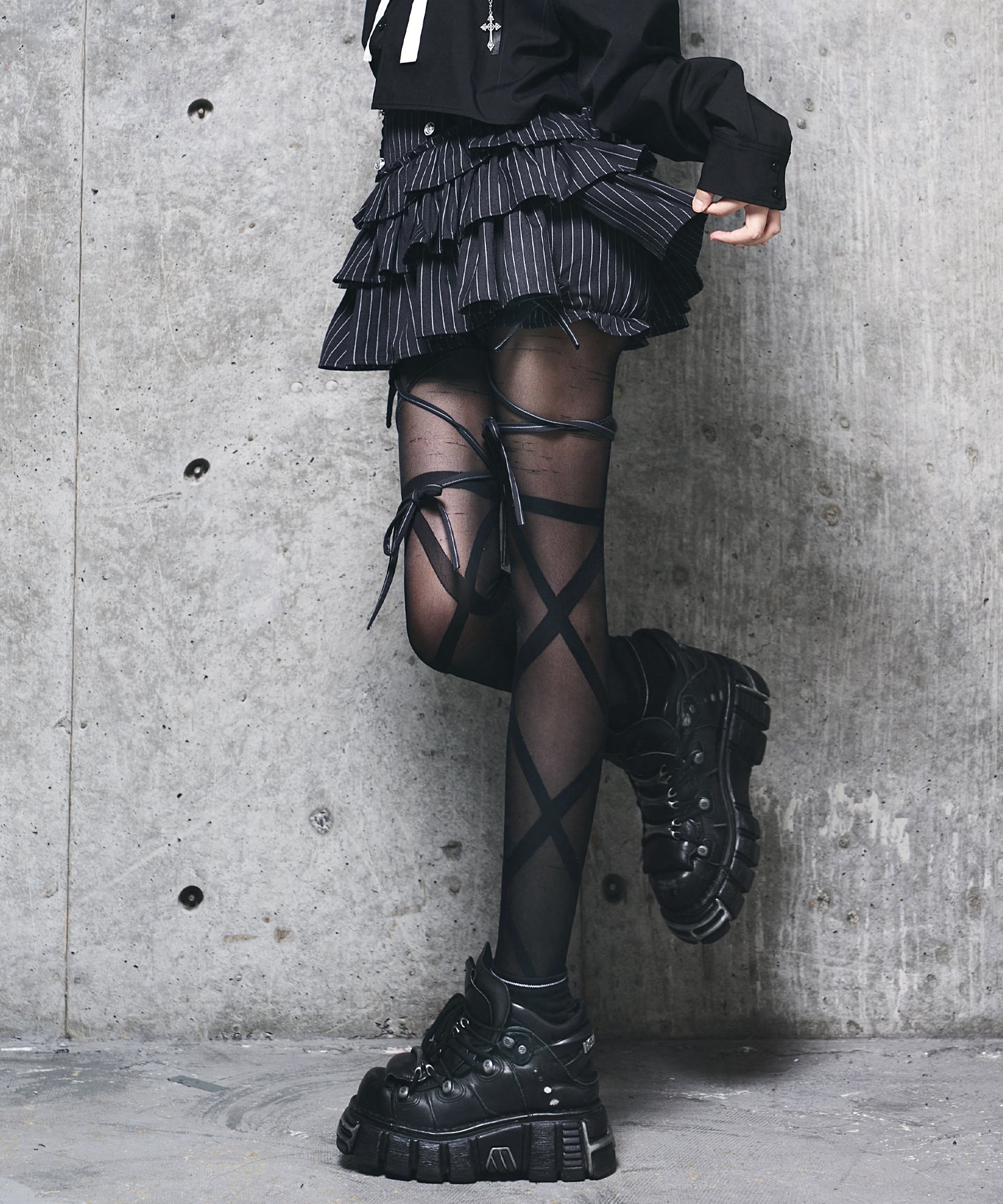 ハイウエストエンブレムボタン付きフリルパンツ