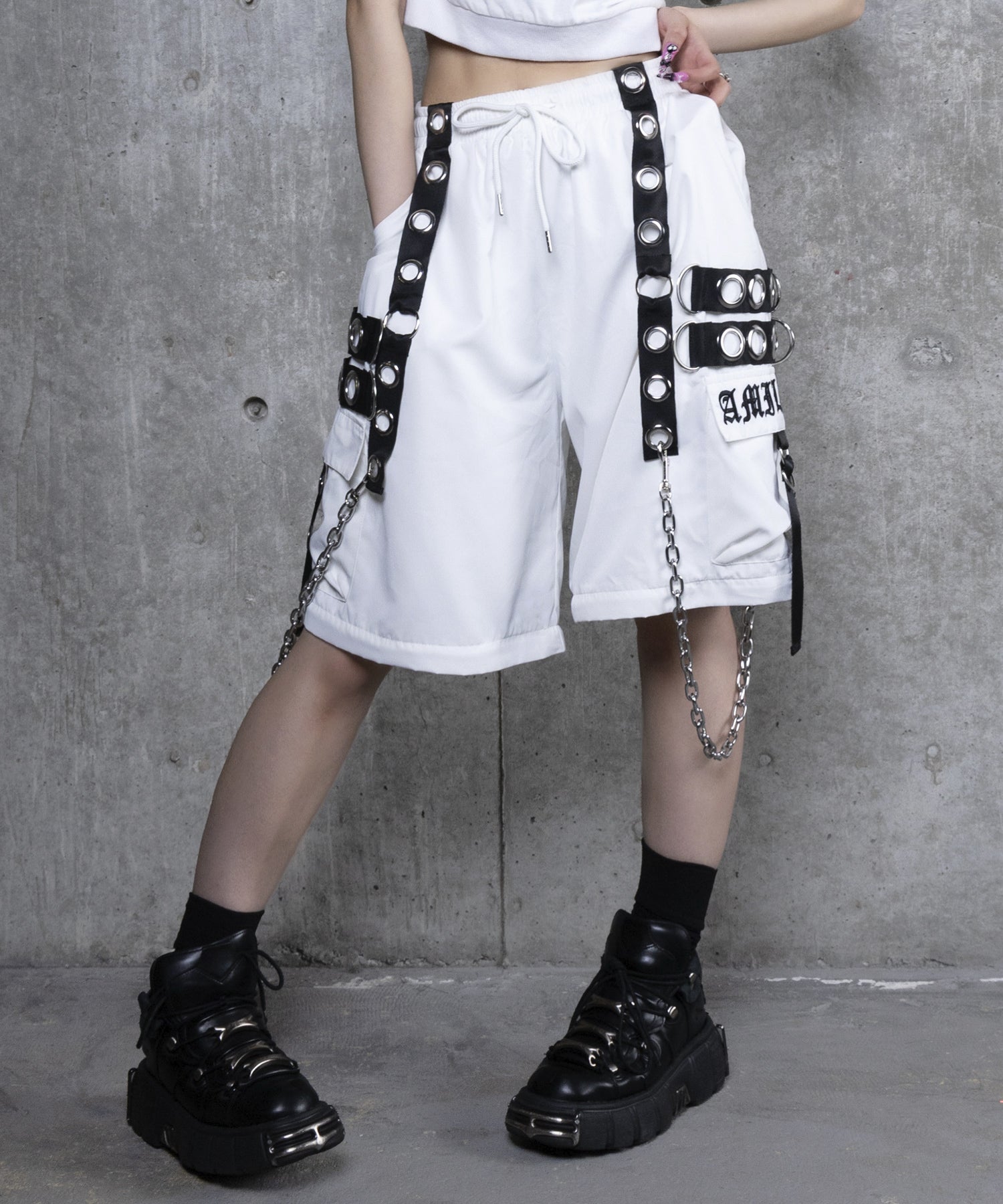 チェーンサスペンダー付きナイロンワイドパンツ